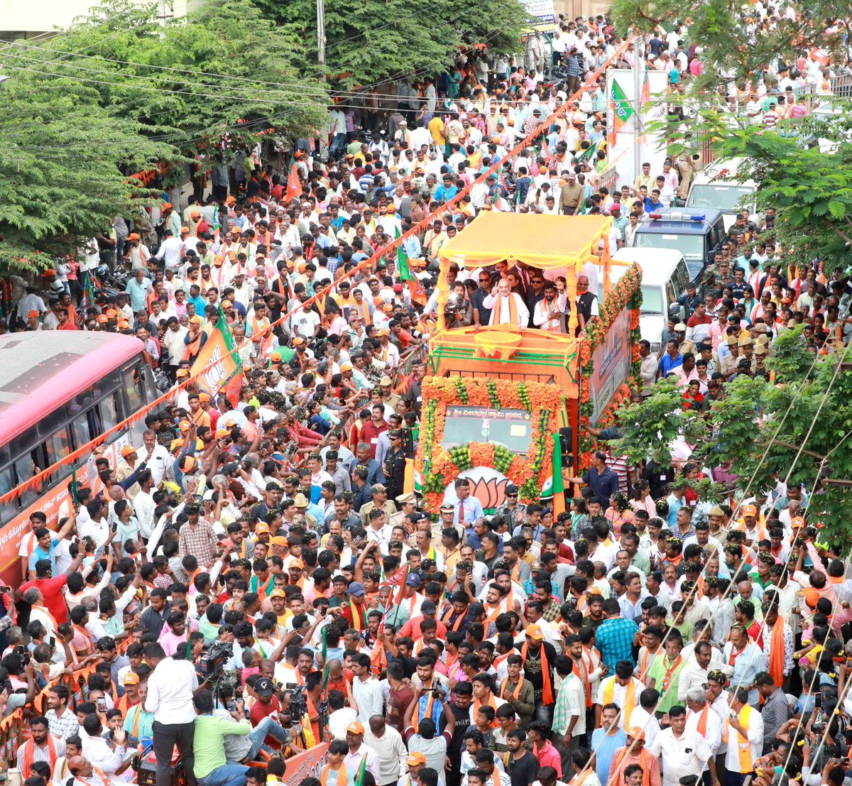 AmitShah's tweet photo. The BJP's thrust into the rural economy has improved the income levels of farmers, tribes and women. No wonder then that the BJP is their favourite party. Pictures from Doddaballapura roadshow.
#NannaVoteModige https://t.co/5xWl0z7GQF