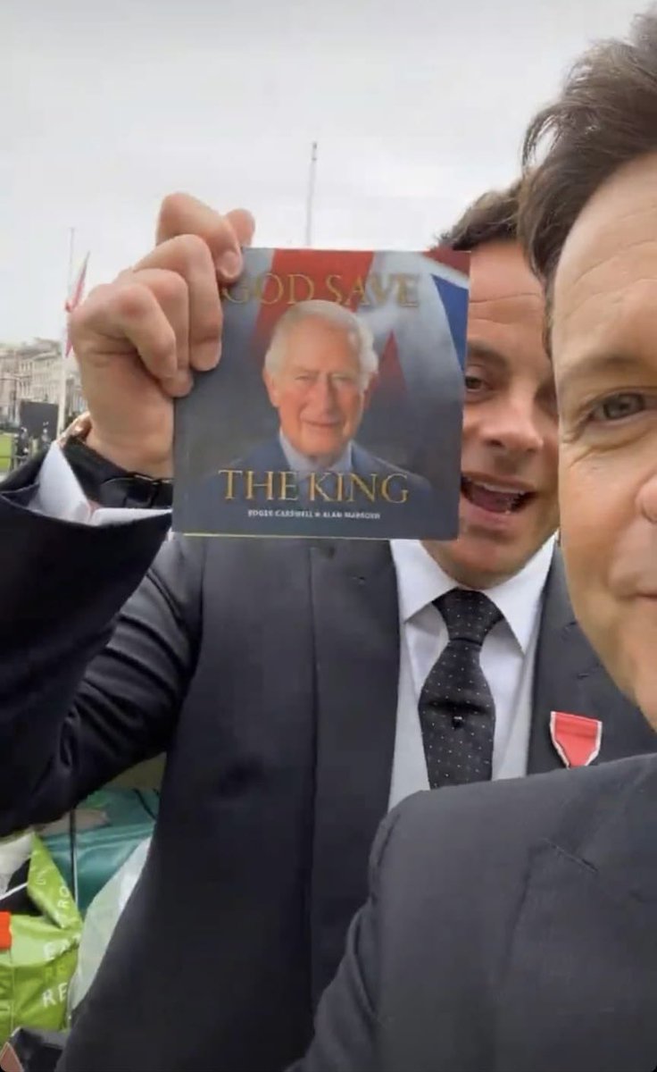 createHoot's tweet image. Nice to see Ant &amp;amp; Dec with this book. Hope they enjoy reading it 🤩