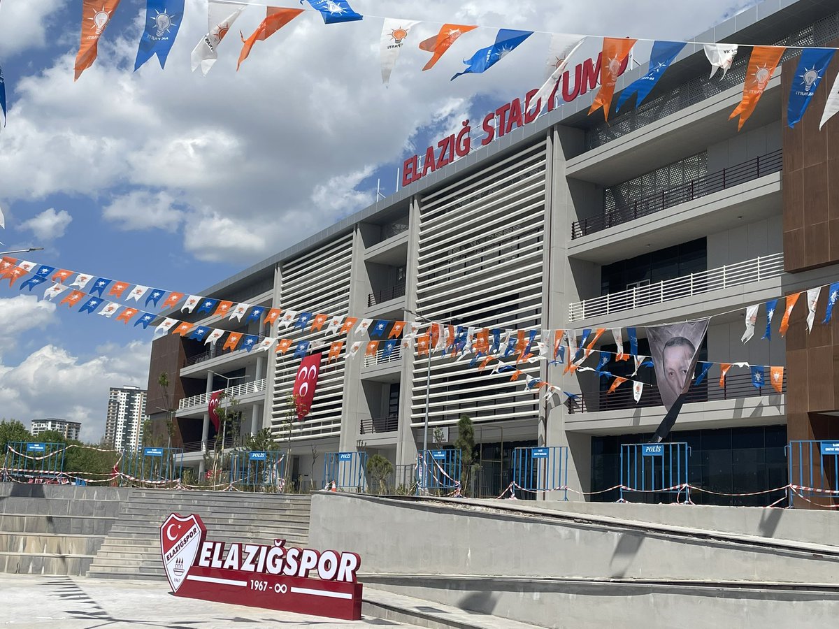 Elazığ Atatürk stadyumundan “Atatürk”isminin silinip “Elazığ stadyumu” olarak değiştirilmesinin ardından  şimdi de stadyum Ak Parti- MHP bayraklarıyla donattıldı. Bu skandal görüntüye izin veren Elazığ Gençlik ve Spor Müdürü derhal istifa etmelidir.