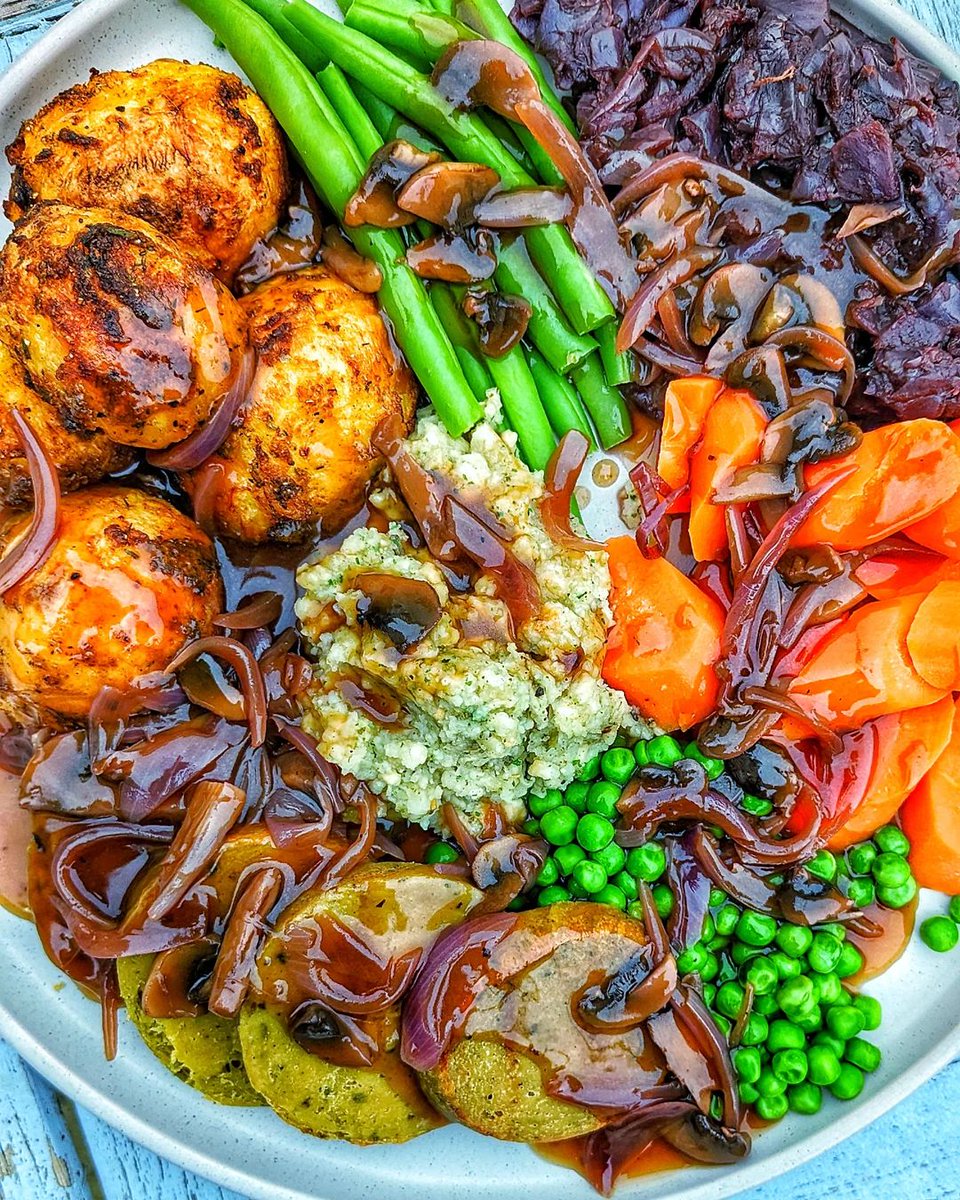 Our friend @rachelsvegandiary87 sure does now how to make THE BEST roast dinner 😍

It's Sunday, so what's stopping you?!🌱

@loveseitanuk slices
roast potatoes
green beans
braised red cabbage
carrots
peas
stuffing
red onion and mushroom gravy

📸 @rachelsvegandiary87 ❤️