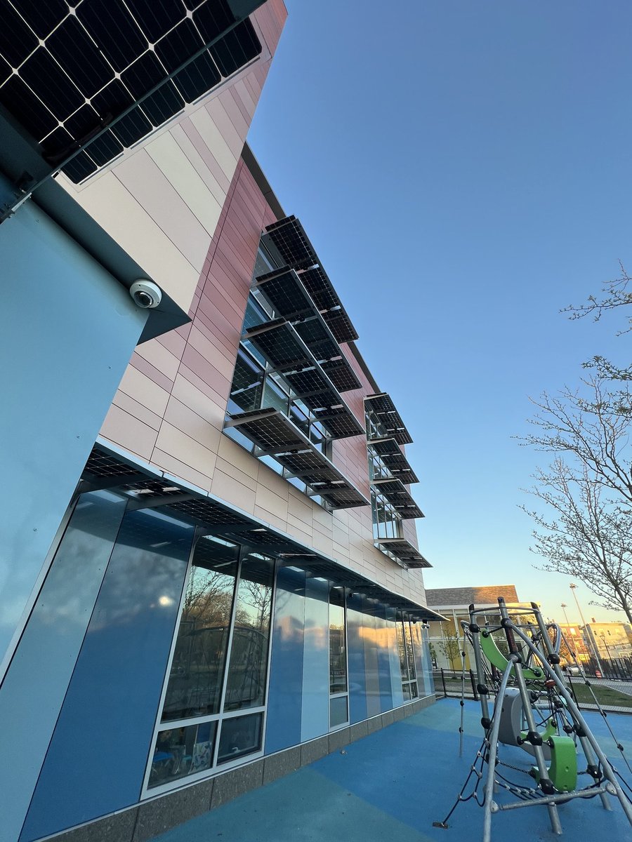 Strowkyt600's tweet photo. Cambridge, UK. Paneles solares bifaciales en fachada a modo de toldo🤗 https://t.co/nPRVgHpUGk