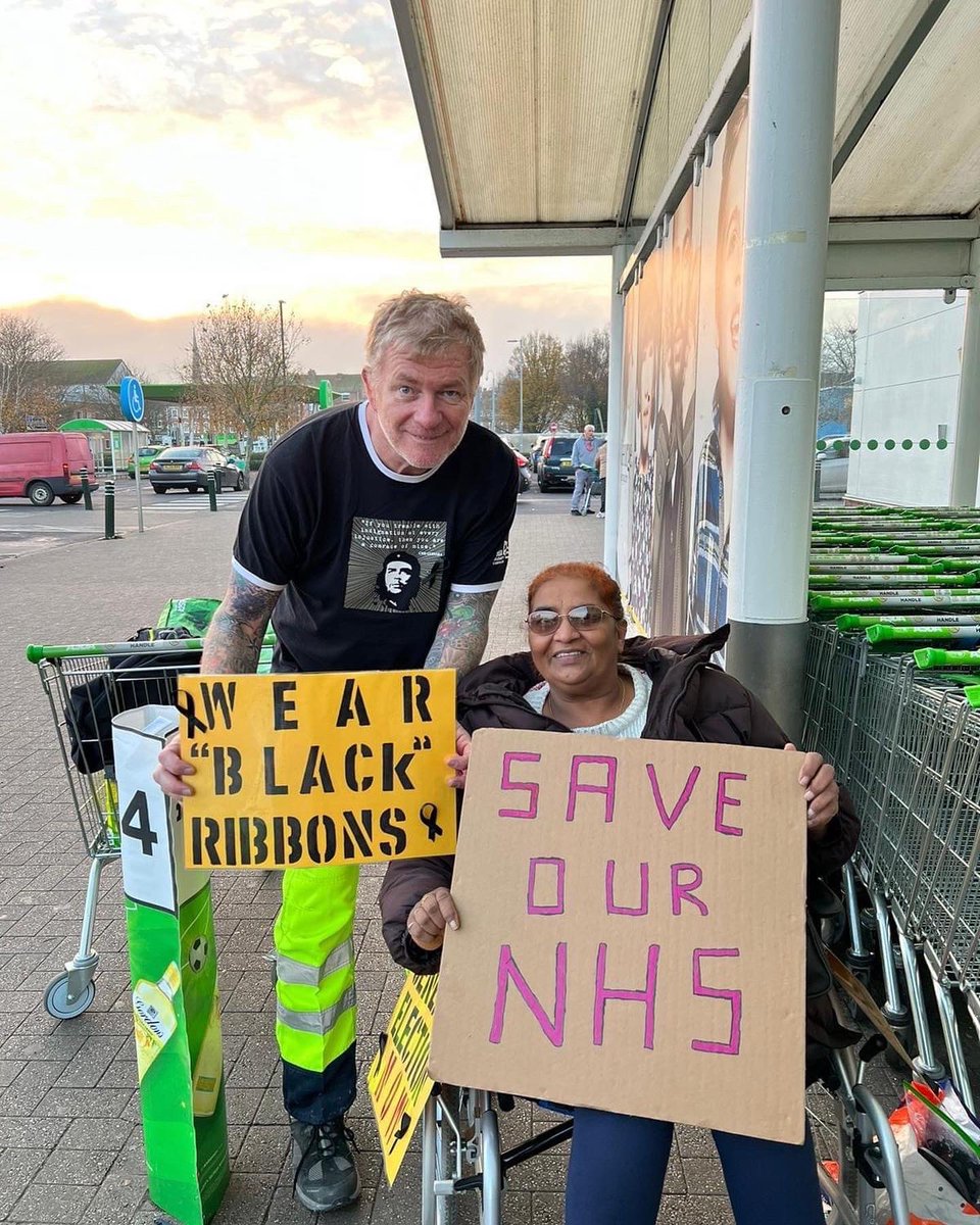 HayshamTaz's tweet photo. I protest outside our useless Tory MPs office once a week, I put up as many black ribbons as I can, please join me in putting up black ribbons they are in support of our NHS, nurses, striking workers, they are also our visible symbol of protest against Tory tyranny please RT https://t.co/q1HZvxNkpJ