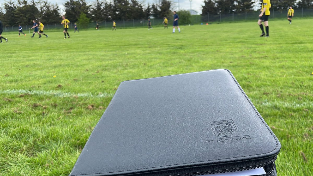 Prime viewing spot at Redbridge Sports Centre today supporting a fellow @EssexReferees Referee on their L6-5 Promotion Progression Pathway ⚽️💪🏻 @EssexCountyFA @EssexCorinthian @FARefereeing #developedinessex #refereeing #promotion
