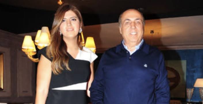 sevilayyaziyor's tweet photo. İçebilir ama Kemal Bey alkol almaz normalde. Bu fotoğraf yıllar evvel o dönem CHP milletvekili olan Aydın Ayaydın’ın yazlığından. O bardak ona ait değil. Aydın Bey’e ait. 

Bunu Kılıçdaroğlu’nu yıpratmak için kullanıyorsunuz ama yanlış yapıyorsunuz zira Aydın Ayaydın’ın kızı Derya Ayaydın bu seçimde AK Parti’den İstanbul 2. Bölge 10. Sıradan aday😬

Benim bildiğim Aydın Bey gibi kızı da alkol alır. Bunda da hiçbir beis yok ama bu fotoğrafı dolaştırarak kendi ayağınıza sıkıyorsunuz bence.

Naçizane fikrim yapmayın😬
