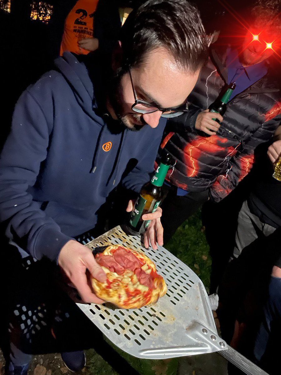 paddepadde's tweet photo. @seedor_io #ElPresidente freut sich schon wieder auf die Pizza Hawaii 🍕 am Abend. 😎 Am liebsten direkt vom Blech 🔥
Wie nennt man die Pizza eigentlich wenn man statt Schinken Salami nimmt?
#CercaHawaii
#ElPresidenteHawaii @cercatrova_21
#21MMT
#Bitcoin
#Meetup
#Wolfersweiler https://t.co/afICQGcler
