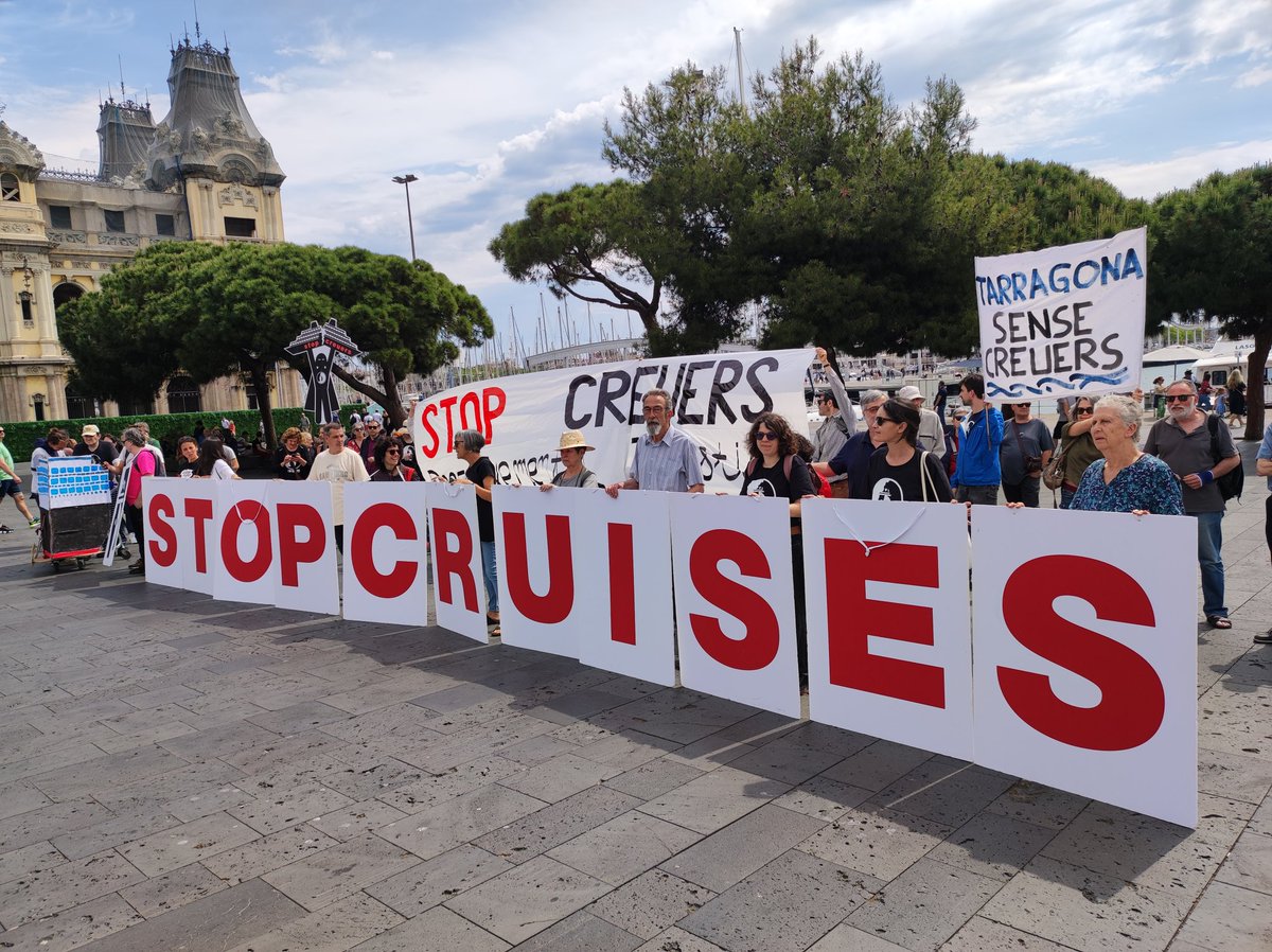 A punt de començar la mani #stopcreuers a #Barcelona