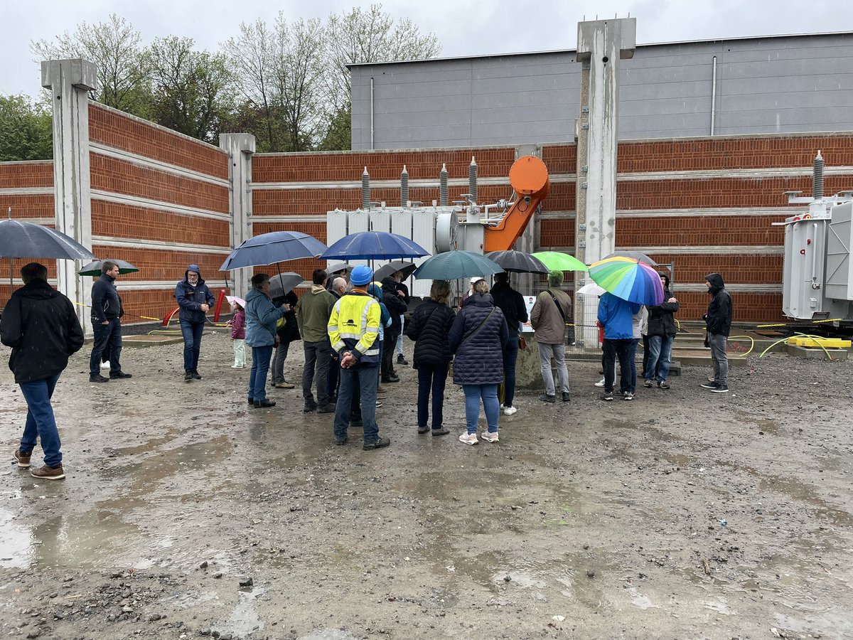 SimonNovember's tweet photo. .@eliacorporate stelt het hoogspanningsstation van #Aalst open voor #openwervendag. Een uitzonderlijke blik op de energiebevoorrading. #energie #energietransitie Vergeet je paraplu niet 😉 https://t.co/6rDt2Zkmcs