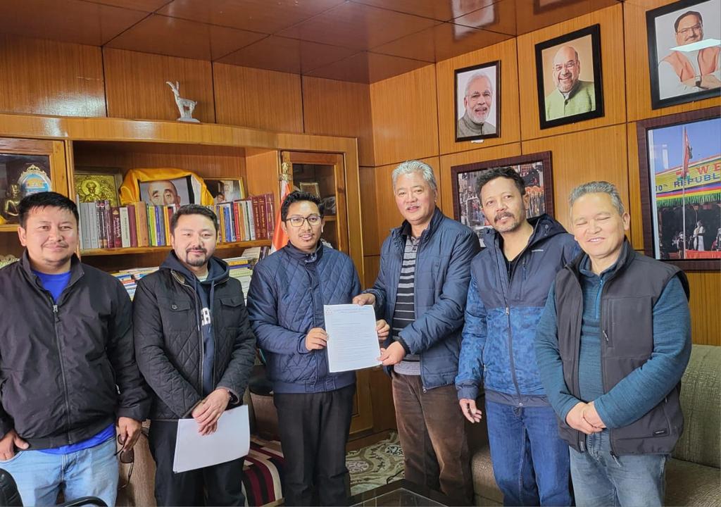 Tourism stakeholders met the Hon'ble MP to discuss the ongoing crisis of GoAir and its impact on the tourism industry of Ladakh. We are staring at 200 Cr plus direct losses and much higher indirect losses. Sustain and save tourism <a href="/Ministry_CA/">Ministry Civil Aviation</a> @airindiain <a href="/IndiGo6E/">IndiGo</a> <a href="/flyspicejet/">SpiceJet</a>