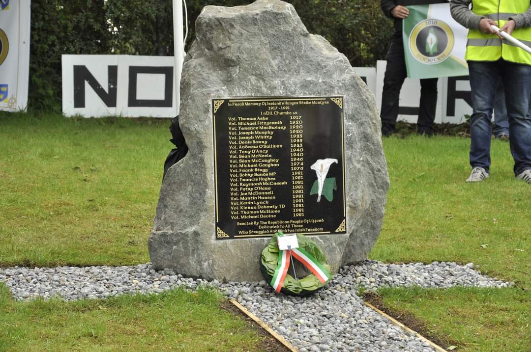 societies_1916's tweet photo. Former Irish Republican Army hungerstriker Tommy McKearney lays a wreath in memory of all Republican prisoners who died in defence of the Irish Republic. 
Lifford bridge anti monarchy rally. 
We serve neither king nor kaiser, but Ireland. https://t.co/A73l9yjkE5