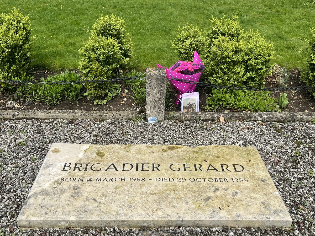 En route to HQ ahead of the 1000 Gns @NewmarketRace, stopped over @SwynfordManor to pay respects at the grave of the great Brigadier Gerard, outstanding winner of the 2000 Gns in 1971. Have to think that he’ll have been impressed by Chaldean’s victory yesterday. #guineaswinner