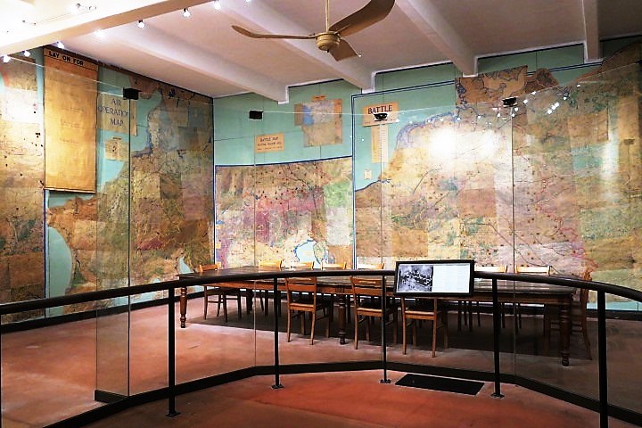 C'est le 7 mai 45 à Reims que l'Allemagne nazie a signé l'acte de reddition, mettant fin à la 2nde guerre mondiale en Europe. J'ai visité ce musée

On May 7, 1945, in Reims, Nazi Germany signed the act of surrender, ending the WWII in Europe. 
I visited this museum
