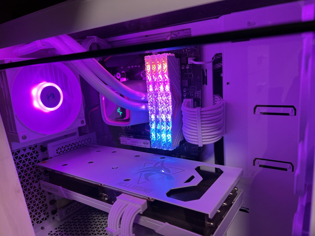 angelicpower001's tweet photo. 5月7日（日）
GWってナニ？ｗ
私は人が多い所は苦手なので引き籠りｗ

このPCケース（Pop Silent）は排気がリアだけでAMDのクーラーだとケース内の空気をかき回すだけ💦

で、#DeepCool の #LS320 にしたら最高温度でマイナス10度くらい♪

ベンチスコアも割と上昇したのだ✨

https://t.co/0mnmjhJSWa https://t.co/mmPN7CwZeC