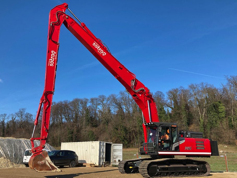 HitachiCME's tweet image. This ZX350LC-7 super long front #excavator was recently delivered to Sotrag SA in Etoy, Switzerland by our authorised dealer @ProbstMaveg. The company was established in 1979 and specialises in #groundworks, #demolition and #recycling.