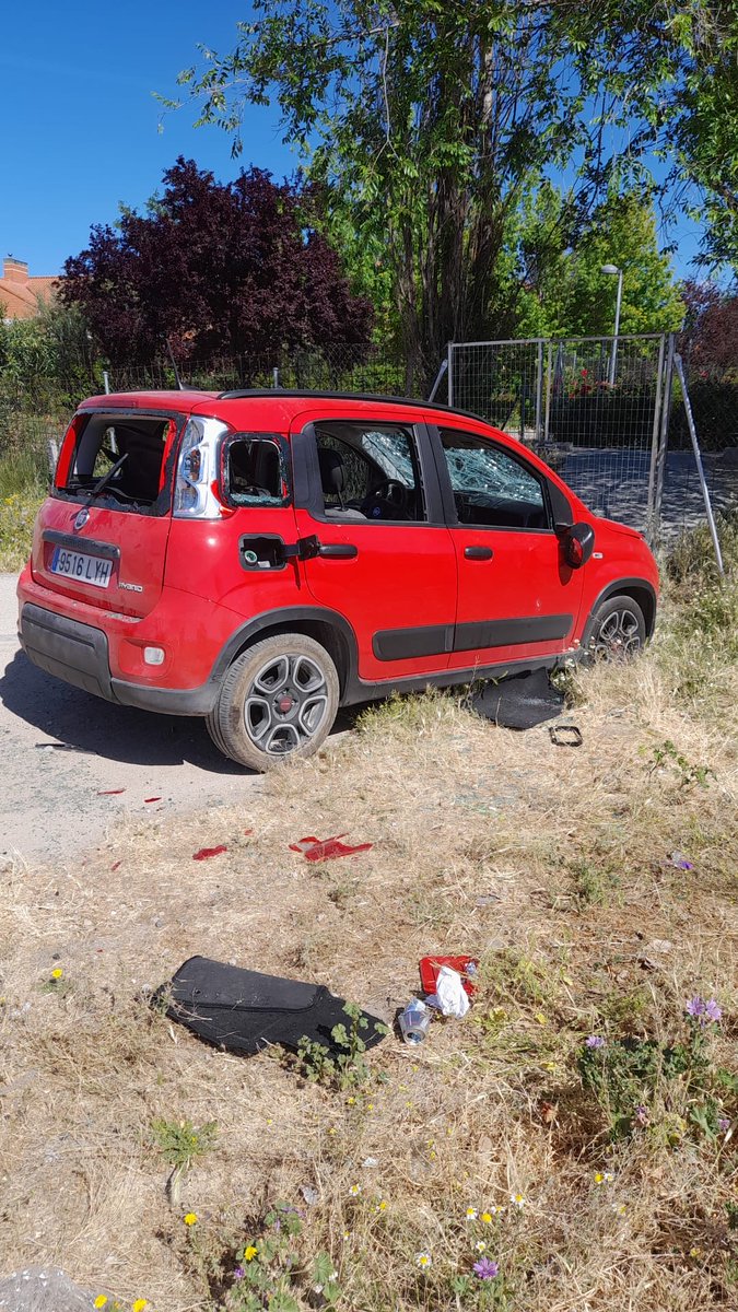guillermofisio's tweet photo. ⁦@sansecomunica⁩ ⁦@NarcisoSanse⁩ junto a un camino seguro para escolares por el que pasan cientos de niños a diario, desde la urbanización club de  campo hacia el ⁦trinity college, se encuentra este coche abandonado desde hace una semana sin q nadie lo retire. https://t.co/6duErnRlvq