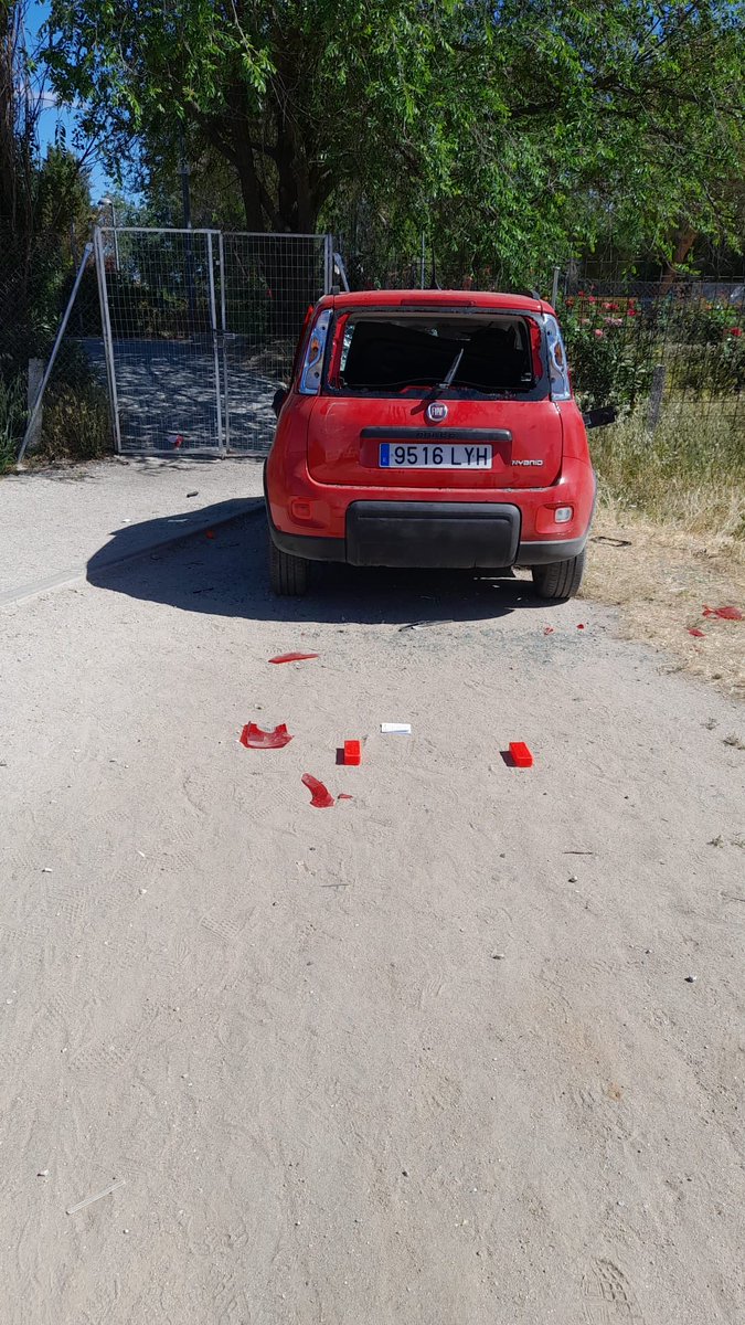 guillermofisio's tweet photo. ⁦@sansecomunica⁩ ⁦@NarcisoSanse⁩ junto a un camino seguro para escolares por el que pasan cientos de niños a diario, desde la urbanización club de  campo hacia el ⁦trinity college, se encuentra este coche abandonado desde hace una semana sin q nadie lo retire. https://t.co/6duErnRlvq