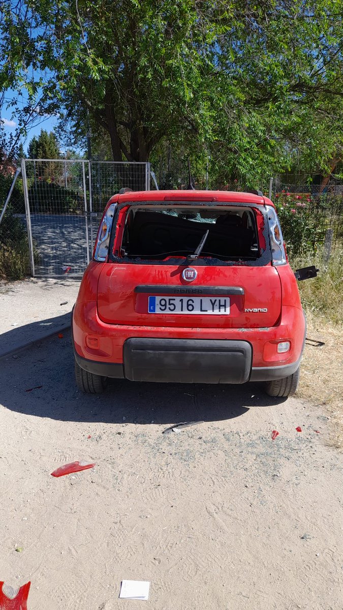 guillermofisio's tweet photo. ⁦@sansecomunica⁩ ⁦@NarcisoSanse⁩ junto a un camino seguro para escolares por el que pasan cientos de niños a diario, desde la urbanización club de  campo hacia el ⁦trinity college, se encuentra este coche abandonado desde hace una semana sin q nadie lo retire. https://t.co/6duErnRlvq