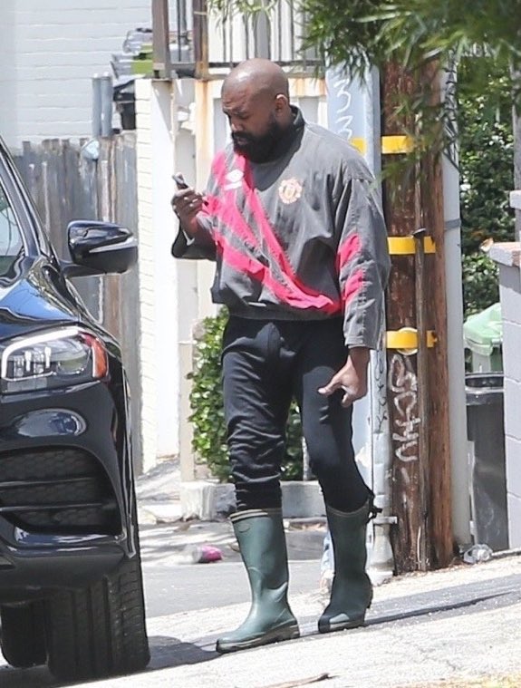 badassw23's tweet photo. Kayne West knows ball 🤝 https://t.co/IWczSpThRI