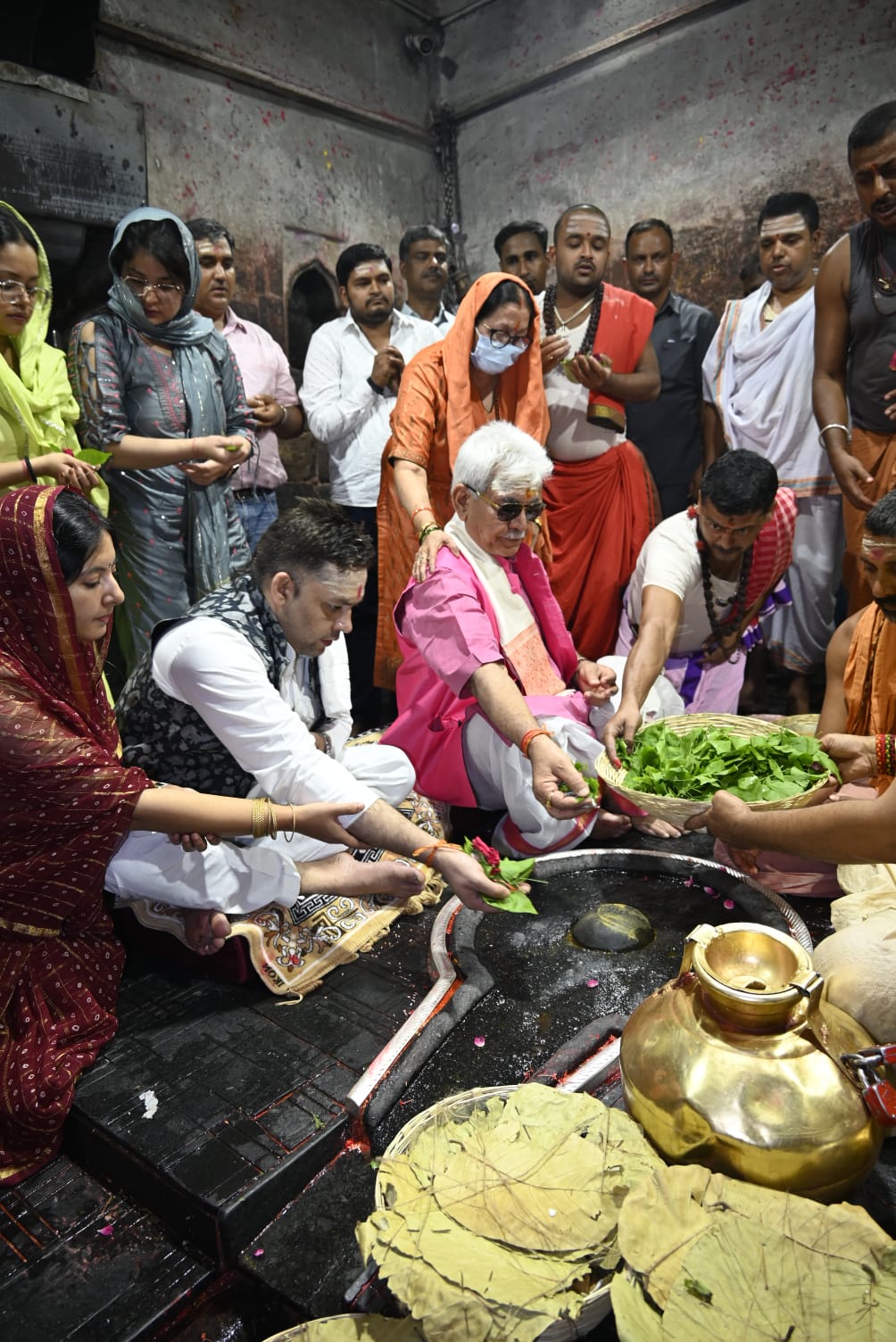 जम्मू-कश्मीर के उपराज्यपाल ने की सपरिवार बाबा बैद्यनाथ की पूजा अर्चना The Lieutenant Governor of Jammu and Kashmir worshiped Baba Baidyanath with his family