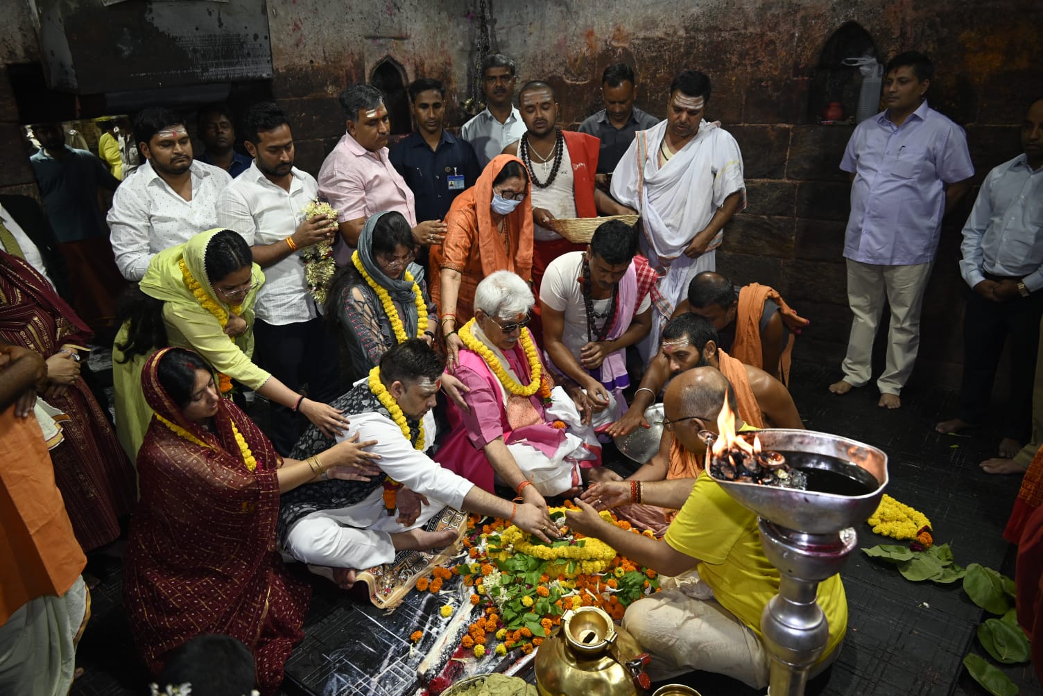 जम्मू-कश्मीर के उपराज्यपाल ने की सपरिवार बाबा बैद्यनाथ की पूजा अर्चना The Lieutenant Governor of Jammu and Kashmir worshiped Baba Baidyanath with his family