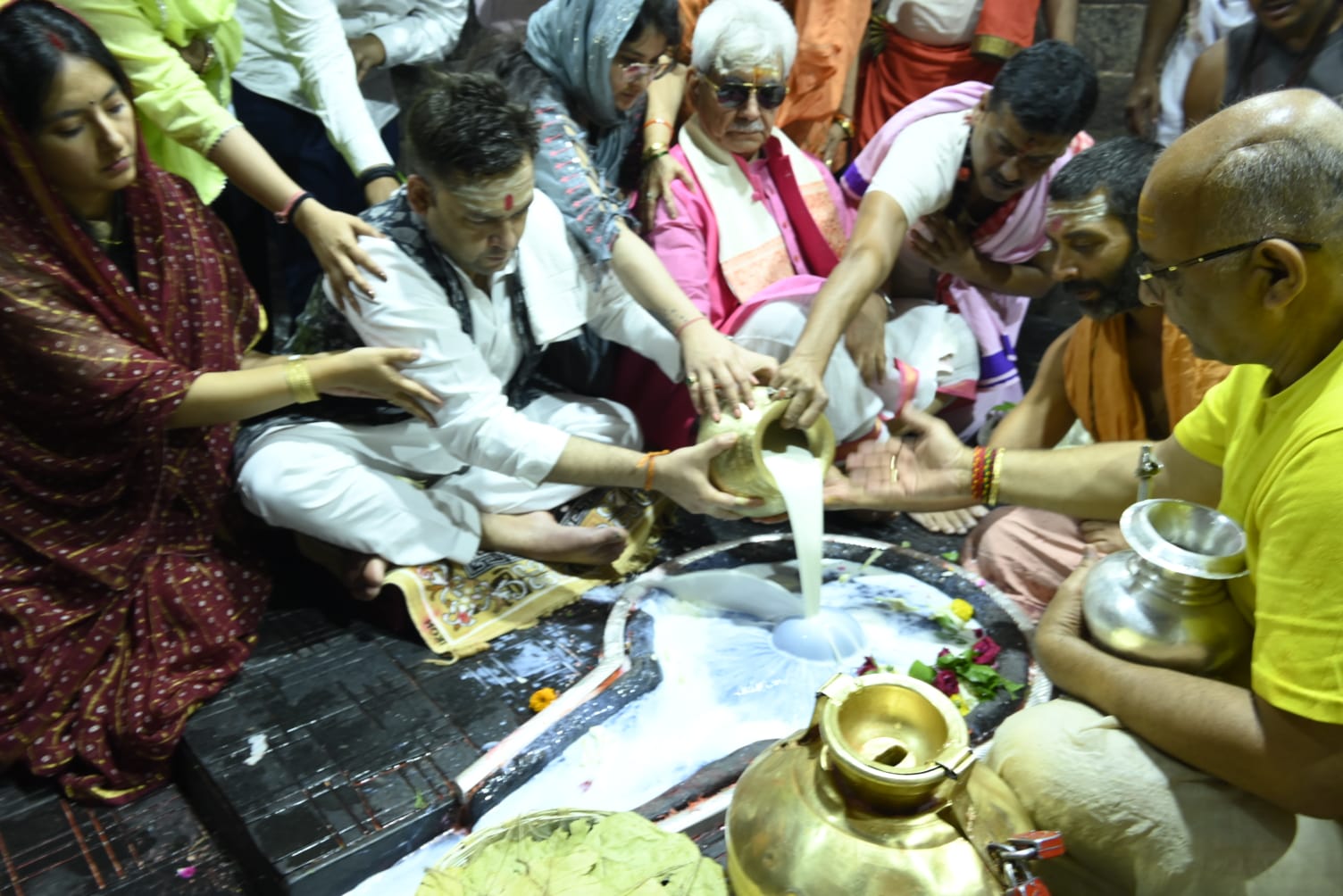 जम्मू-कश्मीर के उपराज्यपाल ने की सपरिवार बाबा बैद्यनाथ की पूजा अर्चना The Lieutenant Governor of Jammu and Kashmir worshiped Baba Baidyanath with his family