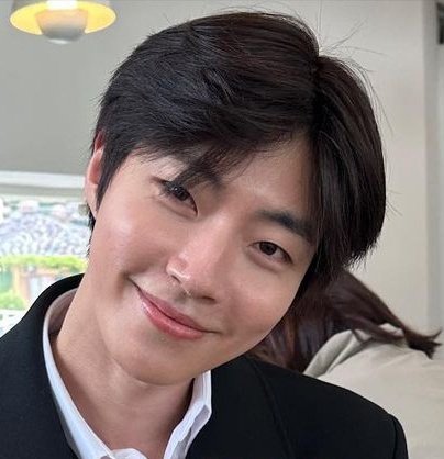 flyhigh_hiy's tweet photo. is this his ling xiao hairstyle?!?!??!? 😭😭😭 https://t.co/iNceIGwIAa