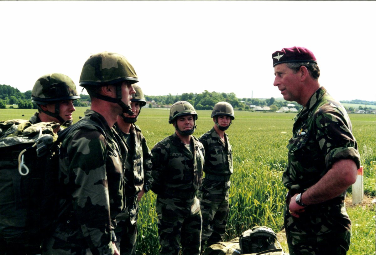jean_baillaud's tweet image. Juin 2000 : inauguration du mémorial Pégasus à Bénouville. Uniforme de colonel parachutiste... Conversation en français avec les paras de tous grades après leur saut... God save the King! #1erRCP