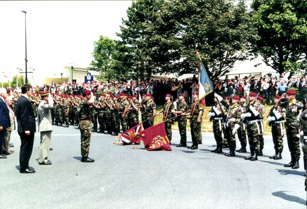 jean_baillaud's tweet image. Juin 2000 : inauguration du mémorial Pégasus à Bénouville. Uniforme de colonel parachutiste... Conversation en français avec les paras de tous grades après leur saut... God save the King! #1erRCP
