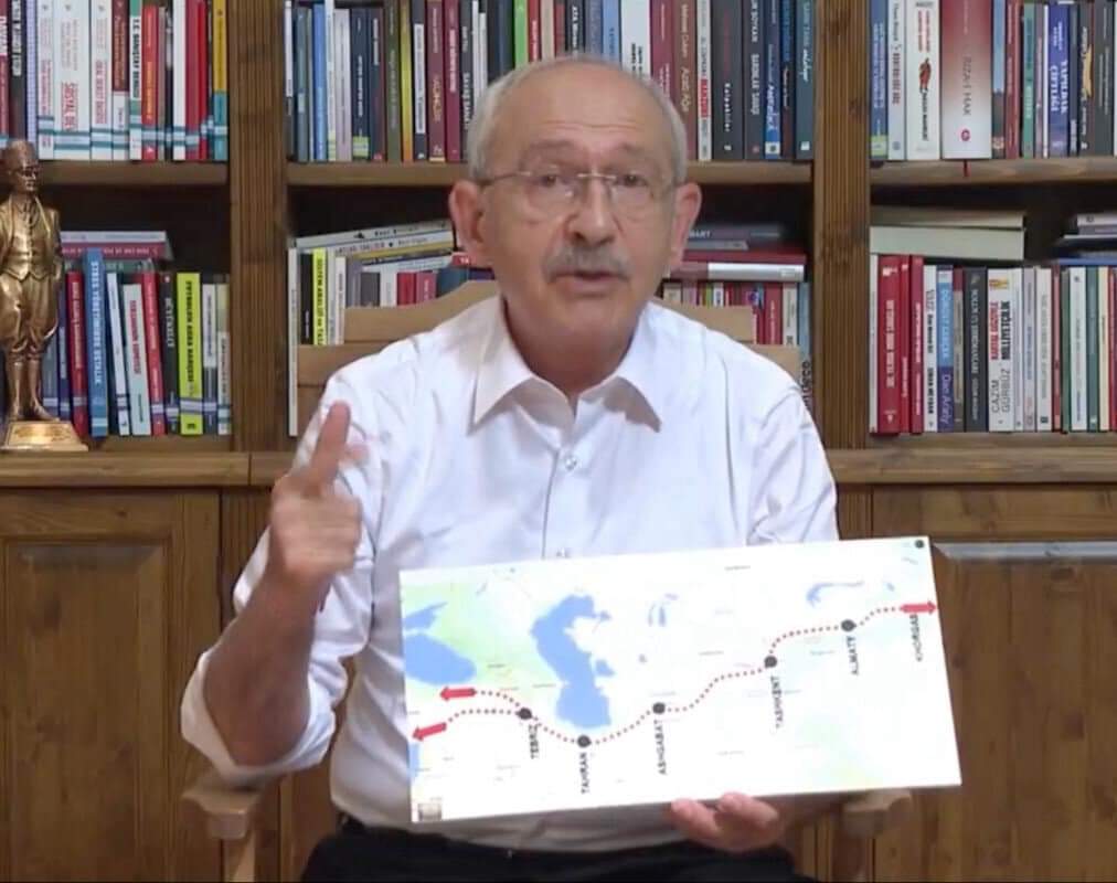 🇦🇿#Azerbaycan'ı saf dışına iten, Türk dünyasından koparmağa çalışan bir düşünce sahibi kime hizmet etmiş olur?! 
🇮🇷#İran'ı ve 🇦🇲#Ermenistan'ı memnun eden, #Zengezur koridorunun üzerine çizgi çeken anlayışın 🇹🇷#Türkiye'de iktidarı ele geçirmesi tehdidi çok endişe vericidir...