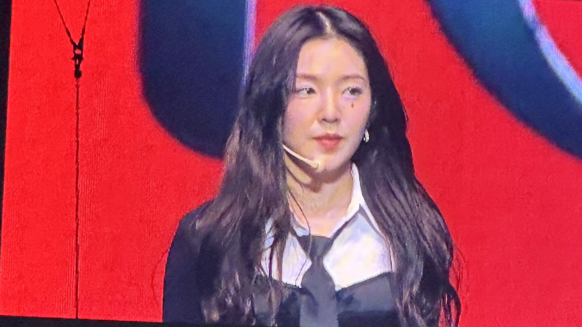 serineblack's tweet photo. Irene: “As you can see, we’re all sweating right now. You’re making us really really hot 🥵”

NAINITAN SI BABYGIRL

#REDVELVETinMNL2023 https://t.co/cXLGhjcqRs