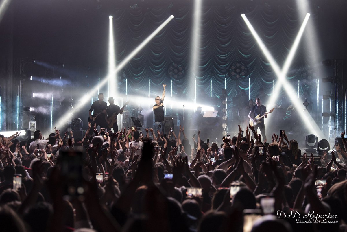 rockmoda's tweet image. Grazie Torino per il vostro grandissimo affetto! Tre sold out di fila e tante emozioni 🫶🏼
Appuntamento sempre qui anche martedì e mercoledì, non mancate! ❤️🍀

📸 Davide Di Lorenzo, Fabrizio Balconi

#Modà #ModàLive #ModàeOrchestra #Modà20 #Gioia10 #Romantici @officialFandP