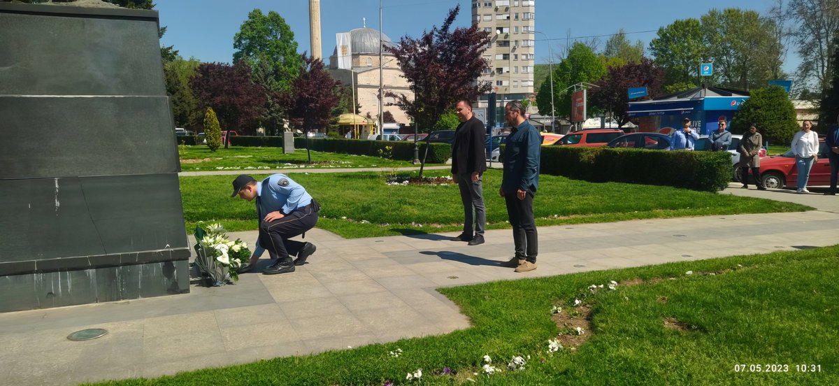 Од страна на претставници на ИПА регион Битола, денес по повод 7-ми Мај, беше положено свежо цвеќе пред споменикот во кругот на СВР Битола и споменикот во Градски Парк кај Саат Кулата.