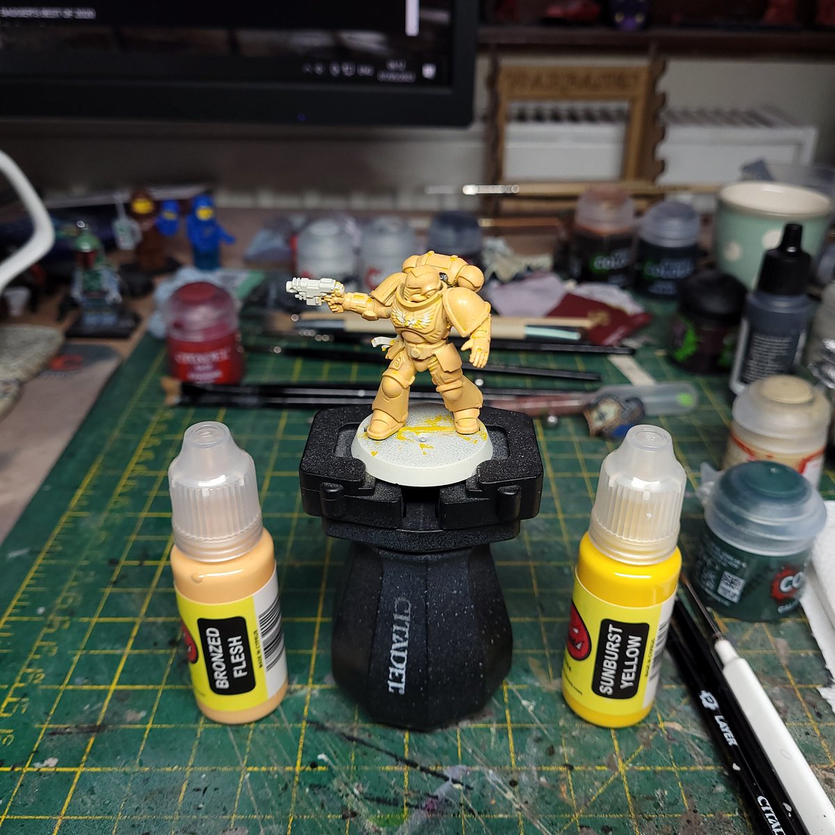 Pictish_Paint's tweet photo. When you start to paint to paint yellow like it's 1994 but you end up with a peach instead! #basecoat. #warcolours @_Peachy_Tips_ is this you in a paint! https://t.co/8lGilVqUjC