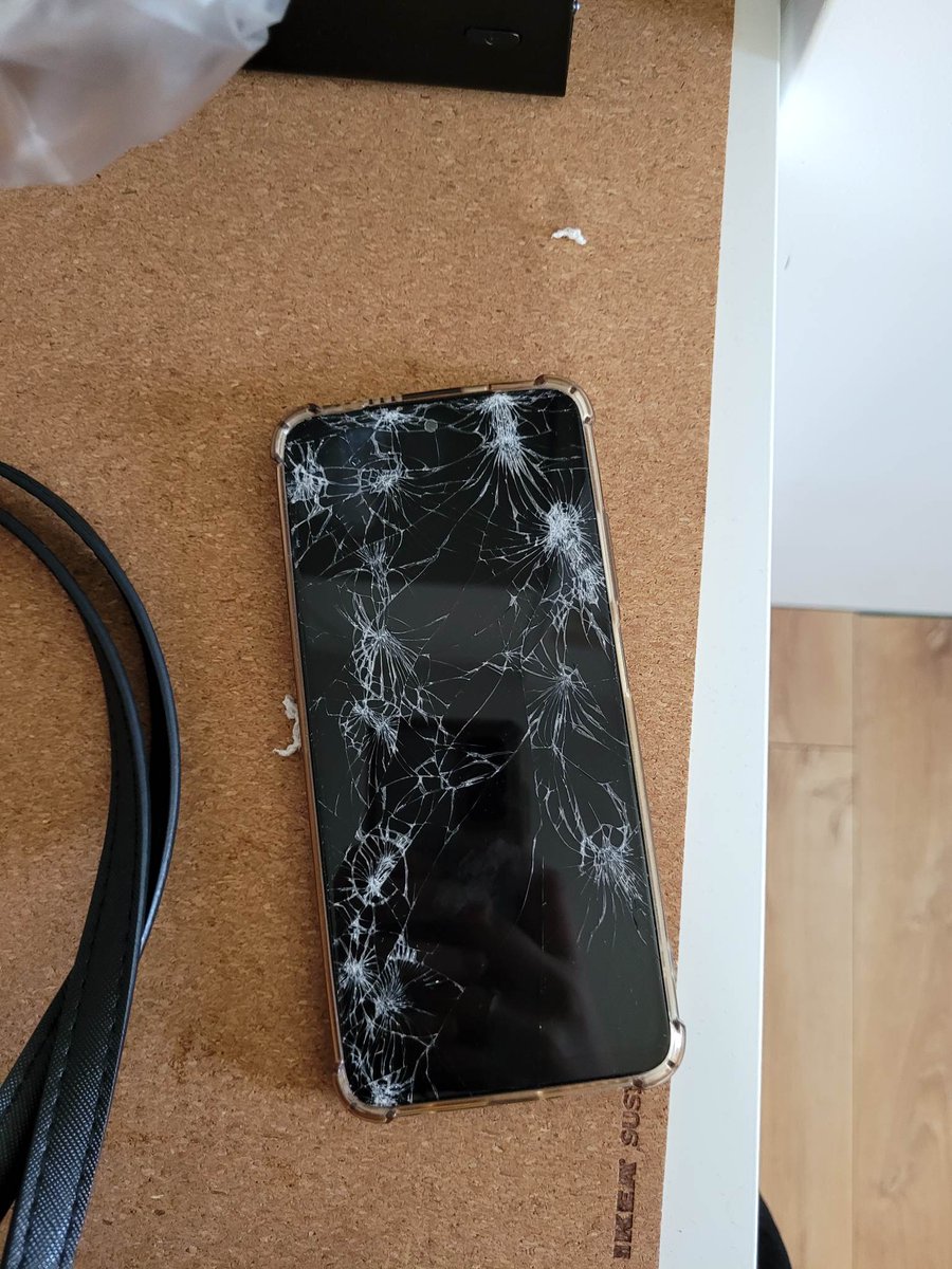 samochód mi przejechał telefon 🤡