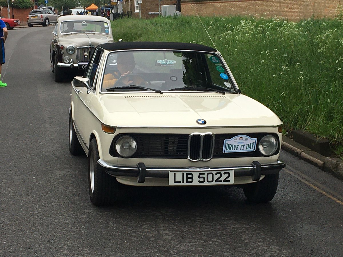 OctaneJames's tweet photo. First Sunday of the month means I've been hustling on Wimbledon Common (hmmm, that doesn't sound right). Lovely morning, great cars and people, stayed way longer than I was meant to. 

#Wimbledoncommon #wackyracerscoffeeclub #londonclassics #classiccars #theyremeanttobedriven https://t.co/cipDxDi7uJ