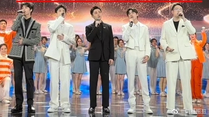 Paipaiztar's tweet photo. ไถเจอในเว่ย เขาว่า ไจ๋จื่อลู่(ชุดดำ) สูง178cm...(ไป่ตู้ก็บอกเท่านี้) 

คำถามคือ!!   ส้นรองเท้าน้องแพทสูงเท่าไหร่คะ 555555555
@patrick_pppat #แพทริค #PatrickFinkler #Patrick尹浩宇 https://t.co/QFQAZraTmk