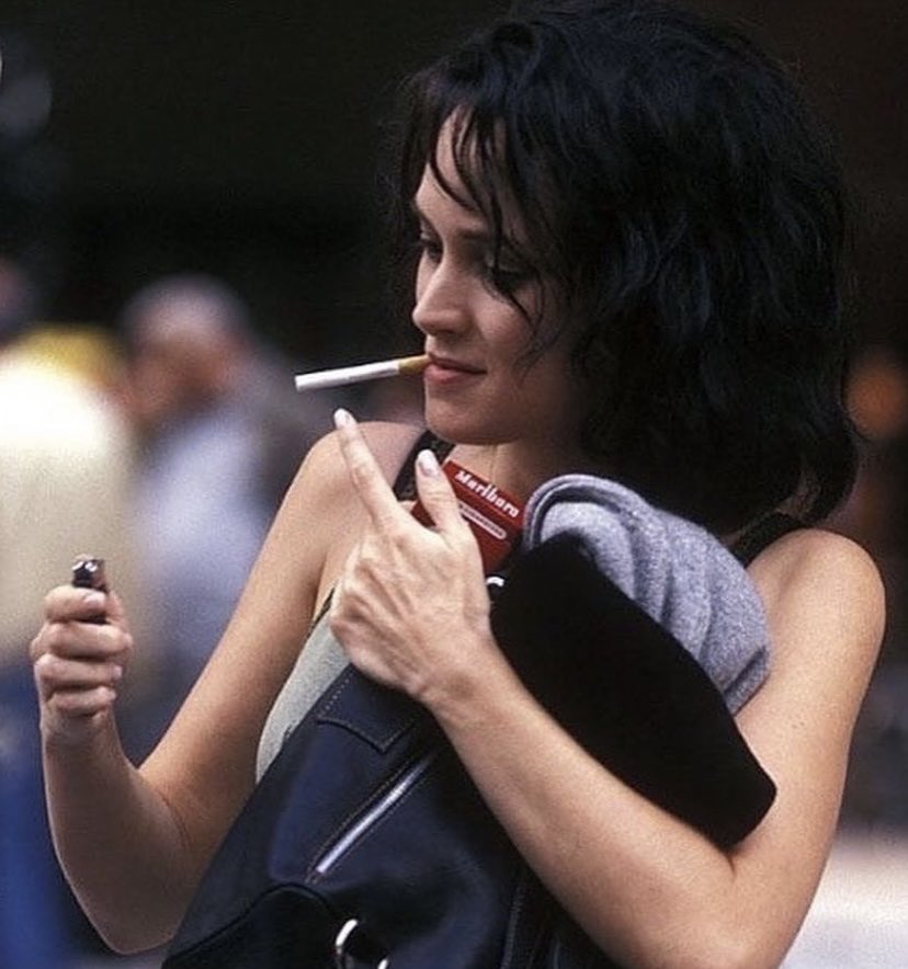Cineilimitado's tweet photo. Winona Ryder en el set de “Celebrity” , en Nueva York, 1997 https://t.co/HoG5sUgg1t