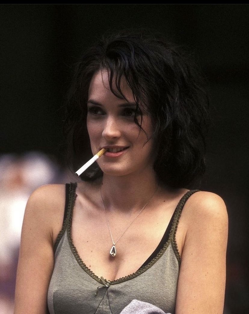 Cineilimitado's tweet photo. Winona Ryder en el set de “Celebrity” , en Nueva York, 1997 https://t.co/HoG5sUgg1t