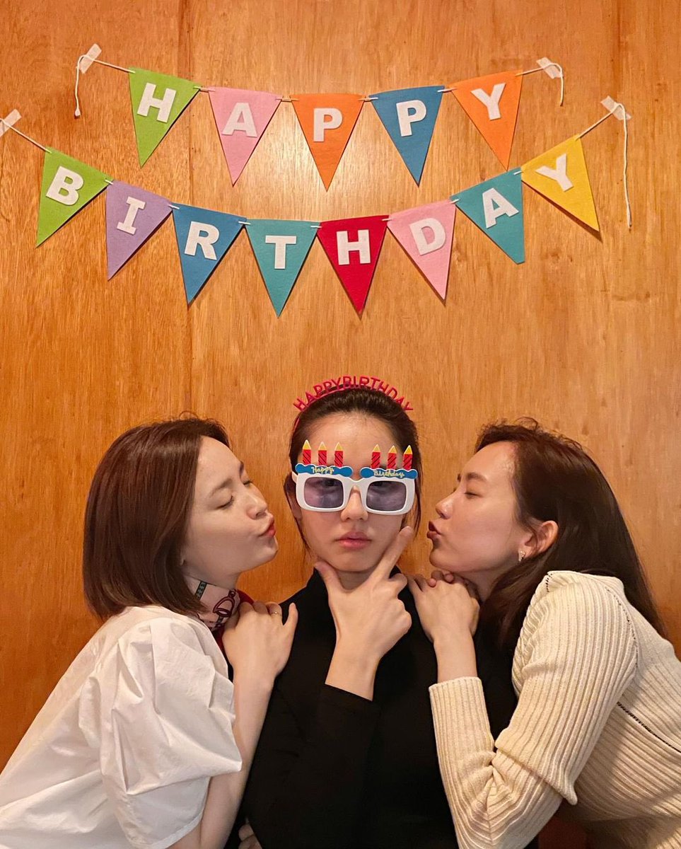 my1ovebeen's tweet photo. 2020  ⠀⠀⠀⠀⠀⠀⠀⠀⠀⠀⠀⠀⠀⠀ 2021
2022  ⠀⠀⠀⠀⠀⠀⠀⠀⠀⠀⠀⠀⠀⠀ 2023

매년 만나서 사진까지 올려주는 여자들 어때 ..
나 진짜 이 사람덜의 우정이 너무 쭈타 o̴̶̷᷄  ̫ o̴̶̷̥᷅♥︎ https://t.co/sdpIQmRUsY