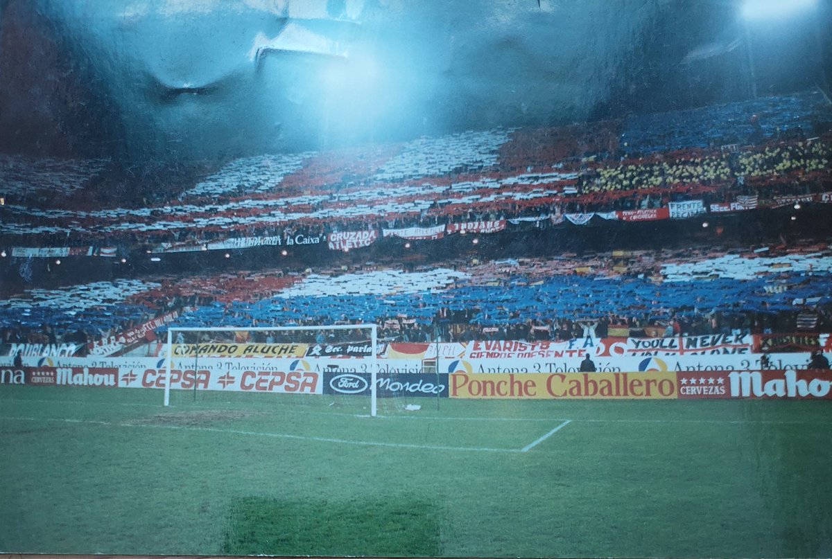 @oldphotosfa Ese tifo de rollos de papel se corresponde a la 94-95 (2-0, goles de Ivan Rocha). Fue impresionante. El de la 95-96 (3-1) es este