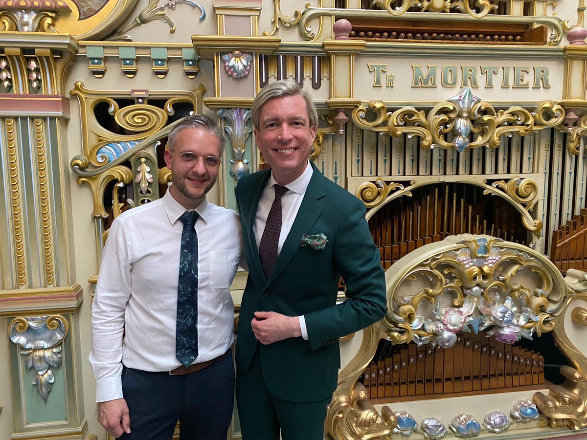 Ontdekt de wondere wereld van de mechanische muziek! Gisteren opende mijn goeie vriend Alberic Godderis een eigen zaak in Adinkerke (De Panne). Hij bouwt en restaureert draaiorgels, dansorgels, pianola’s … én maakt er ook de muziekboeken voor. Meer info: godderis.org.