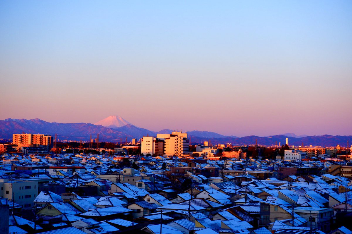 . 今日も一日お疲れ様でした😃 明日も宜しくお願いします😁 🗻カコフジ🗻 朝景：2023.2.11 6:39 前日の雪が家々の屋根にまだ残る中 爽やかな朝陽が差してきました 明日も素敵な一日になります様に ｵﾔｽﾐﾅｻｲ 🙋🏻‍♂️😴💤