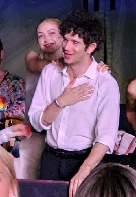 etikaambiguitas's tweet photo. Matty Healy during lover, singing out every line with his heart, Joe Alwyn when? https://t.co/KJCa8mOgfa