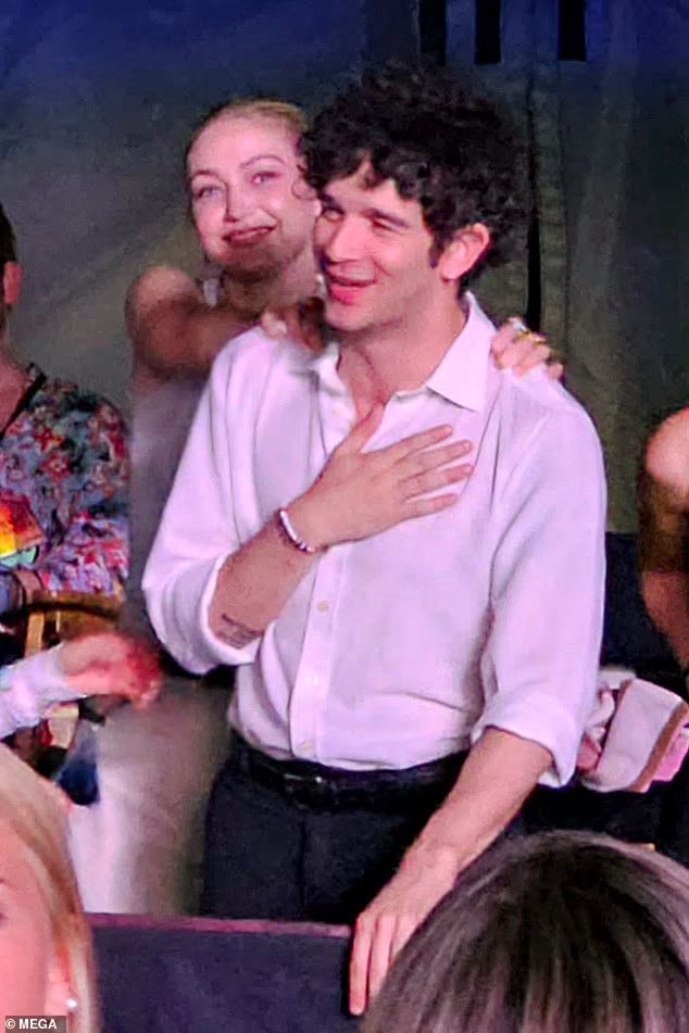 etikaambiguitas's tweet photo. Matty Healy during lover, singing out every line with his heart, Joe Alwyn when? https://t.co/KJCa8mOgfa
