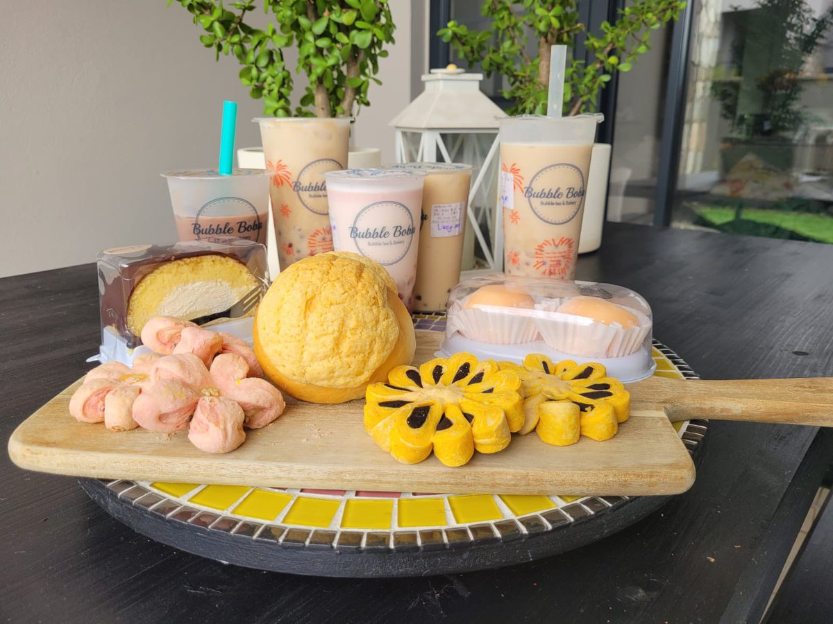 Snicker_Snaxx's tweet image. Breakfast with my boo @EsProxyZA 🐝🌻 we had to try a little bit of everything, so this is the ridiculous amount we got for just the two of us…. only one of those bubble teas belongs to Es ❤️ #ihaveaproblem