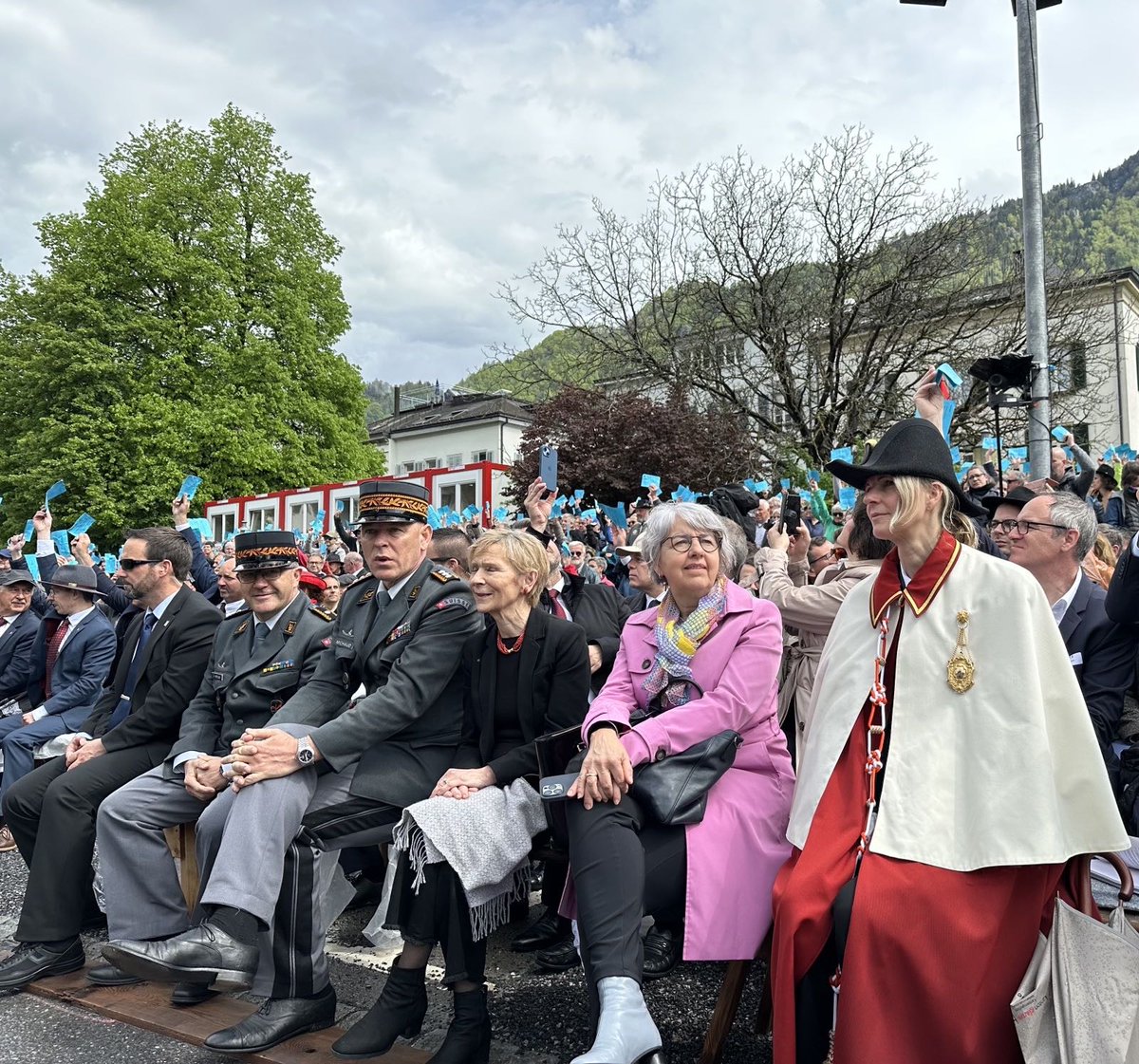 elisabeth_baume's tweet image. Lebhafte Diskussion heute an der #Landsgemeinde im @KantonGL über Partizipation in der Lokalpolitik, Gemeindeparlamente und Gemeindeautonomie. Es war mir eine Ehre, den «Mitlandlüüt» beim «raten, mindern und mehren» im Ring beizuwohnen.