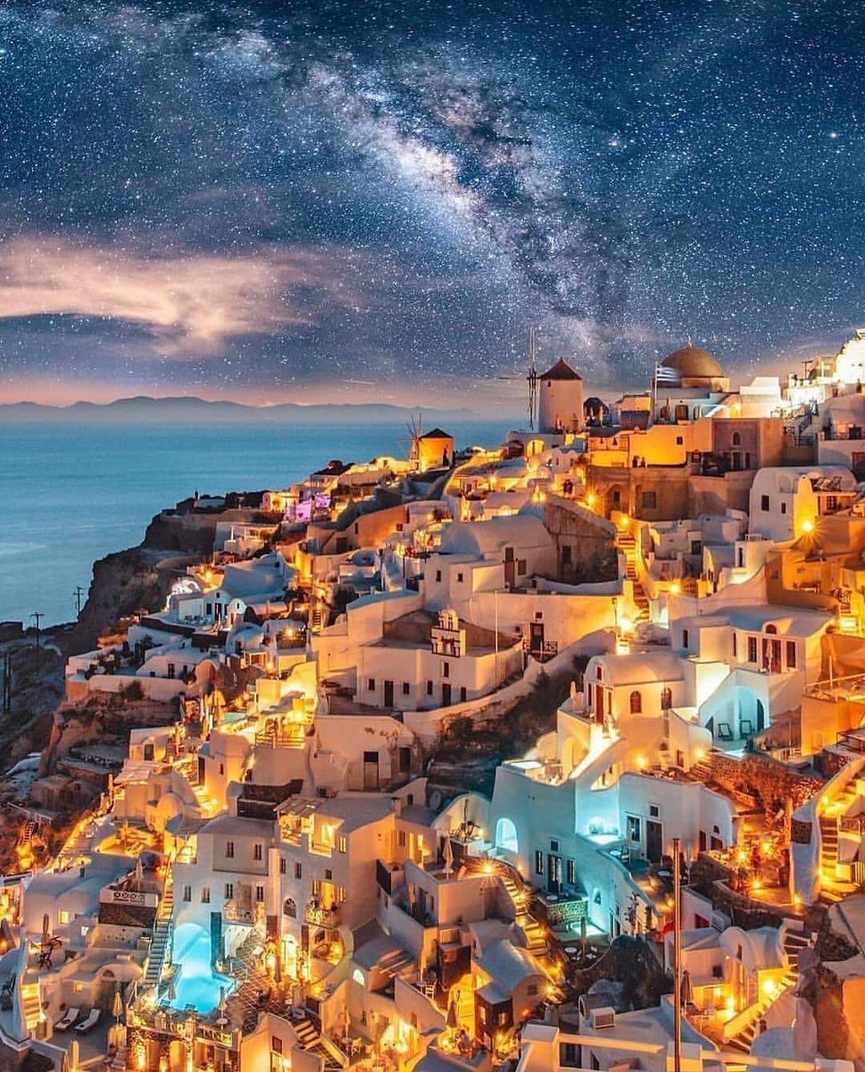 Nights like this 😍 Santorini, Greece ✨🖤 Book your tour with Travello 🌏 📸 Instagram.com/izkiz