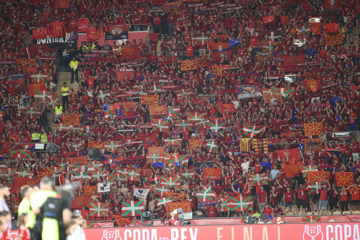 Ayer la inmensa mayoría de #EuskalHerria estábamos con #Osasuna porque por encima de los colores está nuestro sentimiento como pueblo.
Herriaren sentimendua eta harrotasuna.
#AupaOsasuna