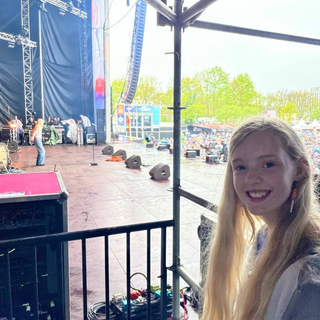 Nu al het beste festival van het jaar! Bevrijdingsfestival Overijssel! Met mijn dochter backstage bij @s10s10xx. En 's avonds omvergeblazen bij het optreden van <a href="/directband/">Direc-t</a>. Bedankt voor deze onvergetelijke dag <a href="/annemien/">Annemien Brugging</a> en @emmaquilligan1! 
.
.
#Bevrijd… instagr.am/p/Cr8A4H4tV7W/