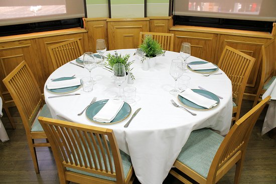 <a href="/RedDivulga/">Red Divulga</a> <a href="/filarramendi/">Fundación Ignacio Larramendi</a> <a href="/CrueUniversidad/">Crue Universidades</a>
<a href="/urjc/">URJC</a> <a href="/doctoradoURJC/">doctoradoURJC</a> <a href="/URJCcientifica/">URJCcientifica</a> 
3 años para encontrar la mejor manera de sentar a mis directores y miembros del tribunal en una mesa circular en la tradicional comida pos-defensa ¿Quieres saber cómo lo hice? 
Abro #HiloTesis 👇