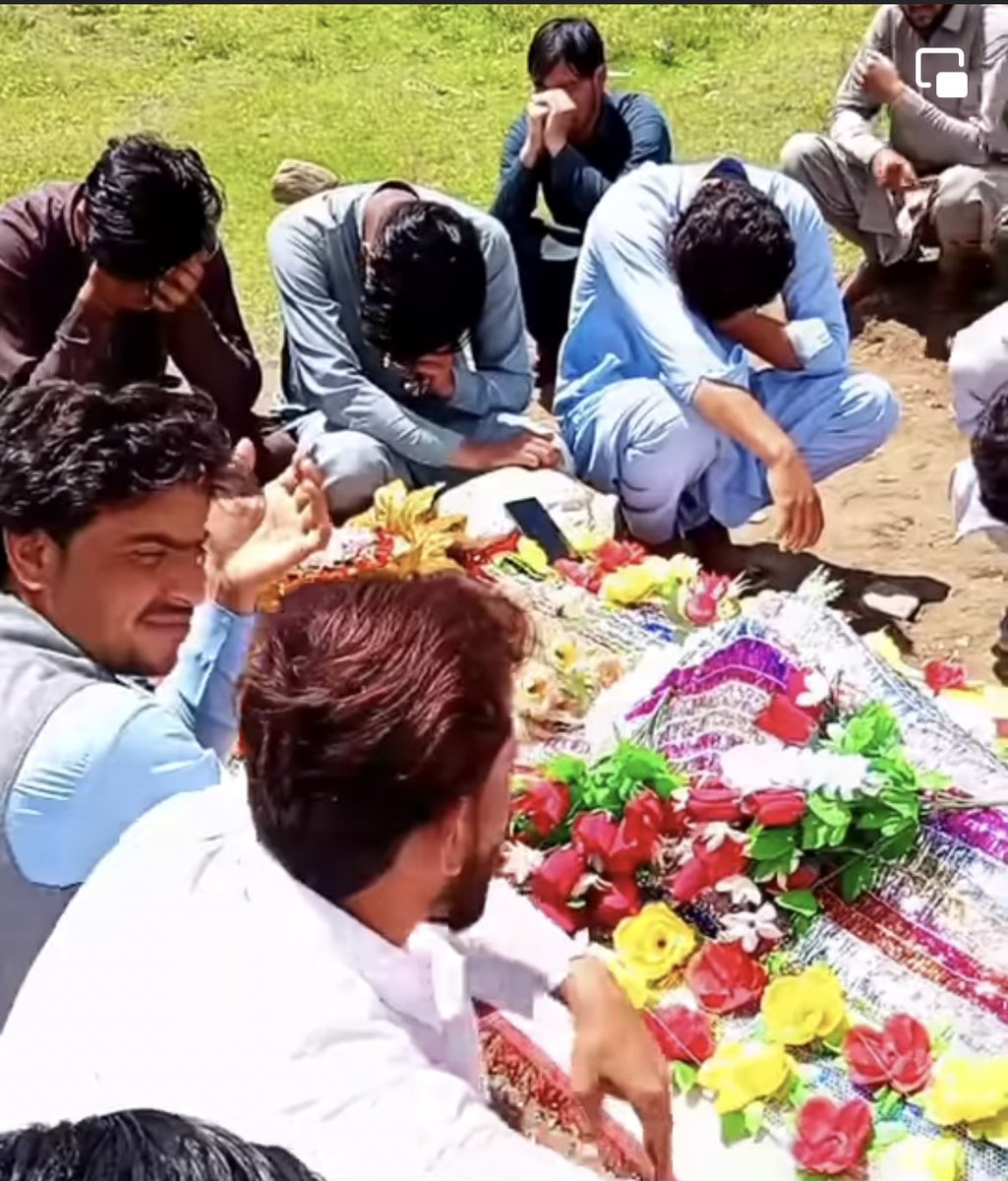 _MHR313's tweet photo. شہید سید حسین کے قبر پر دوستوں کا گلدستوں کے ساتھ حاضری۔

شہید کے والد کا قیامت خیز جملہ کہ 20 دن بعد انکے شادی تھے آپ سب کو وقت سے پہلے گلدستوں کیساتھ آنا پڑا کاش آپ سب انکے شادی پر آتے

#SecureTheKurram
#Shiagenocide 
#پاراچنار https://t.co/pkQmxcXsk1